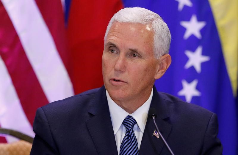 © Reuters. FILE PHOTO: U.S. Vice President Mike Pence speaks as he meets with members of the Venezuelan exile community, recent Venezuelan migrants, other local leaders and officials