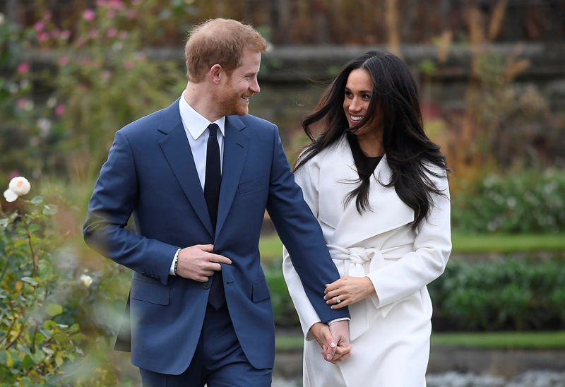 © Reuters. Príncipe Harry, do Reino Unido, e noiva Meghan Markle posam para fotos no jardim do Palácio de Kensington, em Londres