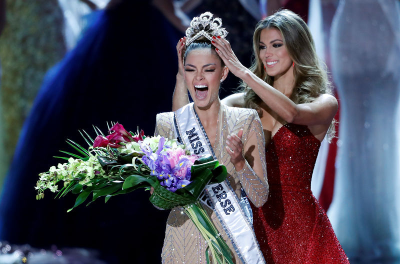 © Reuters. Miss África do Sul, Demi-Leigh Nel-Peters, reage enquanto é coroada Miss Universo em Las Vegas