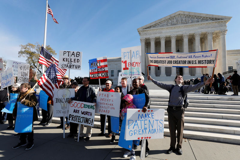 © Reuters. Protesters gather outside the Supreme Court in Washington