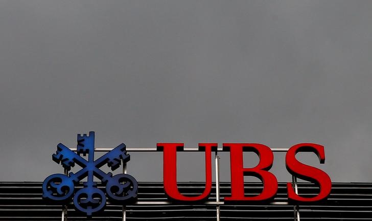 © Reuters. FILE PHOTO -  The logo of Swiss bank UBS is seen in Zurich