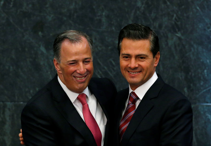 © Reuters. O presidente mexicano Enrique Pena Nieto (à direita) abraça o ministro da Fazenda Jose Antonio Meade (à esquerda) durante evento onde foi anunciada a renúncia de Meade. na residência presidencial Los Pinos na Cidade do México, México