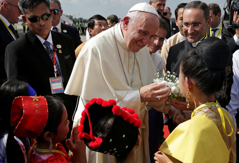 © Reuters. Papa Francisco chega ao aeroporto de Yangon