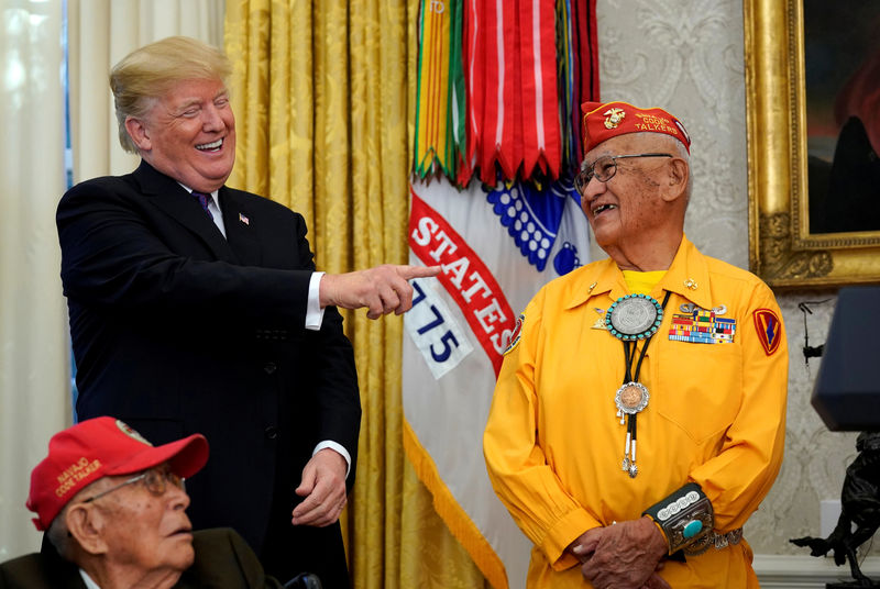 © Reuters. Trump hosts an event honouring the Native American code talkers at the White House in Washington