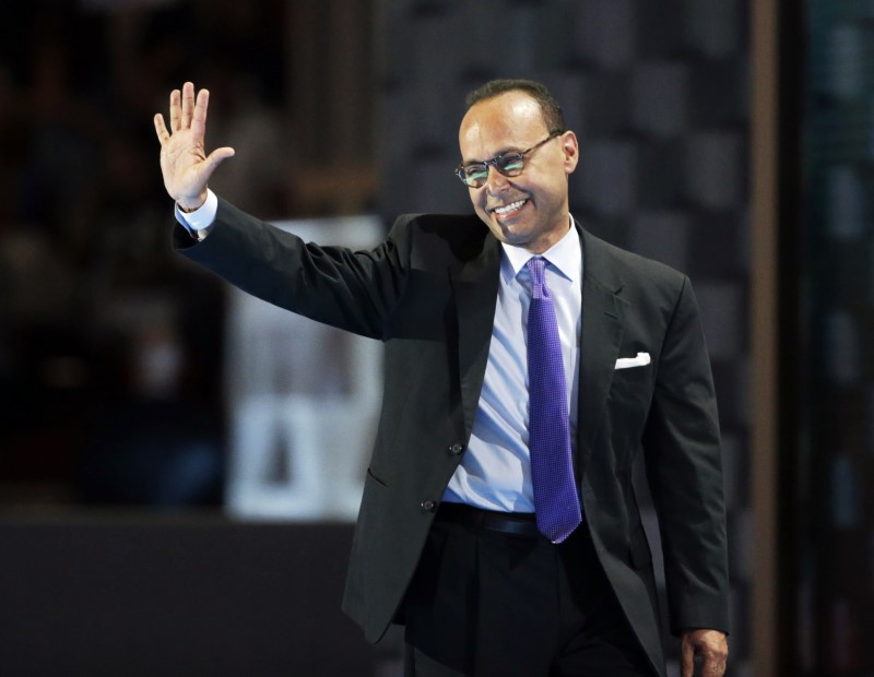 © Reuters. Luis Gutierrez waves after speaking at the Democratic National Convention in Philadelphia