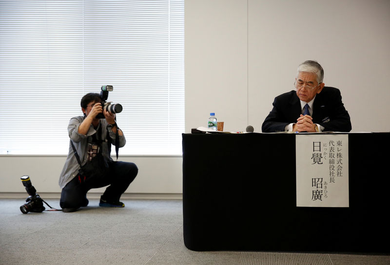 © Reuters. A photographer takes a picture of Toray Industries' president Akihiro Nikkaku at a news conference in Tokyo