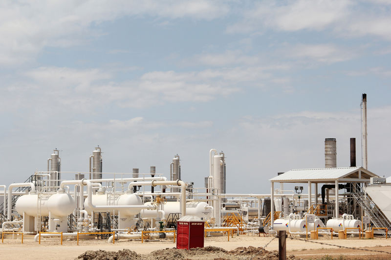 © Reuters. FILE PHOTO: An oil and gas processing plant fed by local shale wells along a highway outside Carrizo Springs