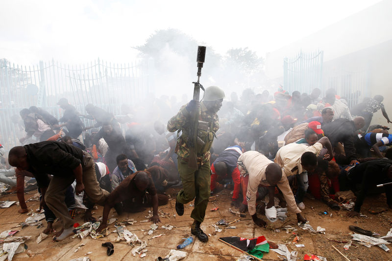 © Reuters. رئيس كينيا يتأهب لإداء اليمين الدستورية والمعارضة تجهز لتجمع حاشد