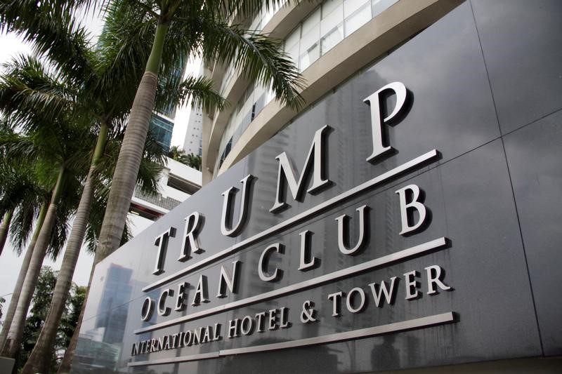 © Reuters. أصحاب فندق (ترامب) في بنما يسعون لنزع الاسم عنه