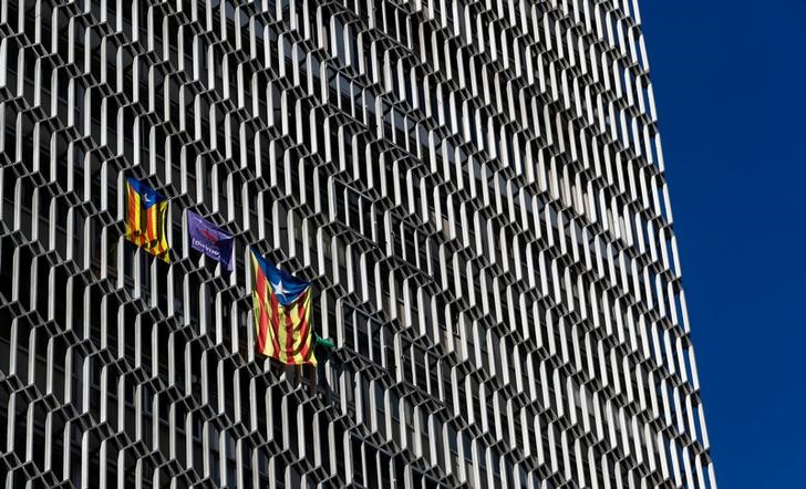 © Reuters. Esteladas (Catalan separatist flag) hang from windows in Barcelona