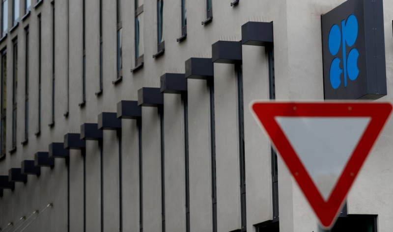 © Reuters. Логотип ОПЕК на здании картеля в Вене