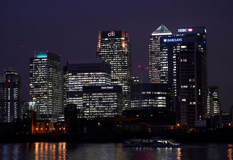 © Reuters. Вид на Канэри-Уорф, финансовый район Лондона