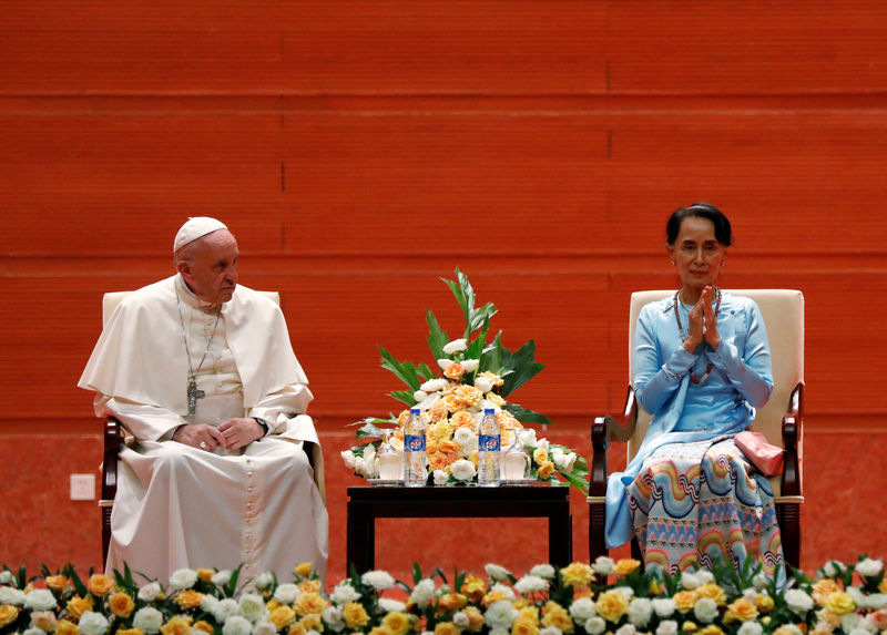 © Reuters. Papa Francisco e líder de Mianmar, Aung San Suu Kyi, durante encontro em Naypyitaw