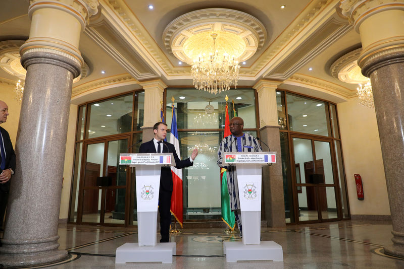 © Reuters. French President Emmanuel Macron and Burkina Faso's President Roch Marc Christian Kabore attend a joint news conference after a meeting at the Presidential Palace in Ouagadougou