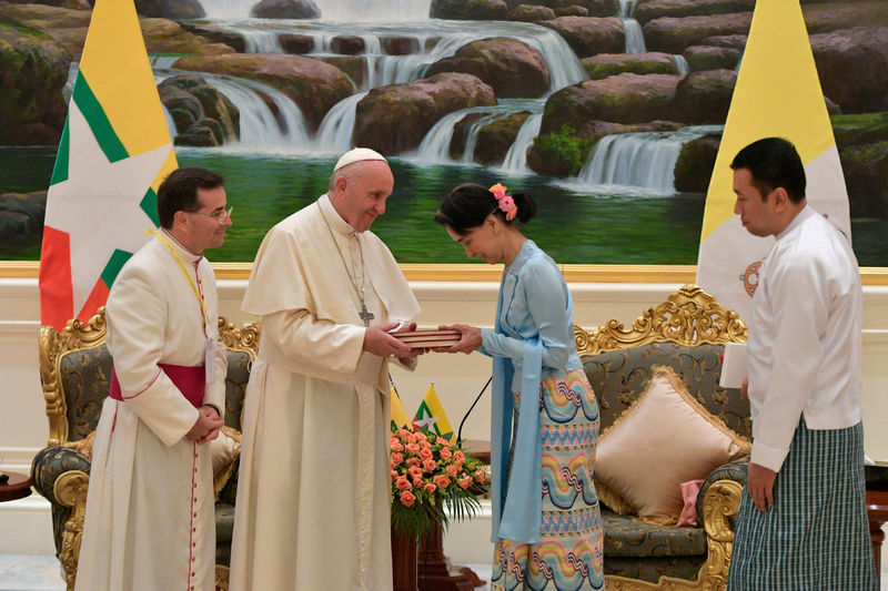 © Reuters. El Papa insta en Myanmar a la unión en la diversidad, no menciona a los rohinyá