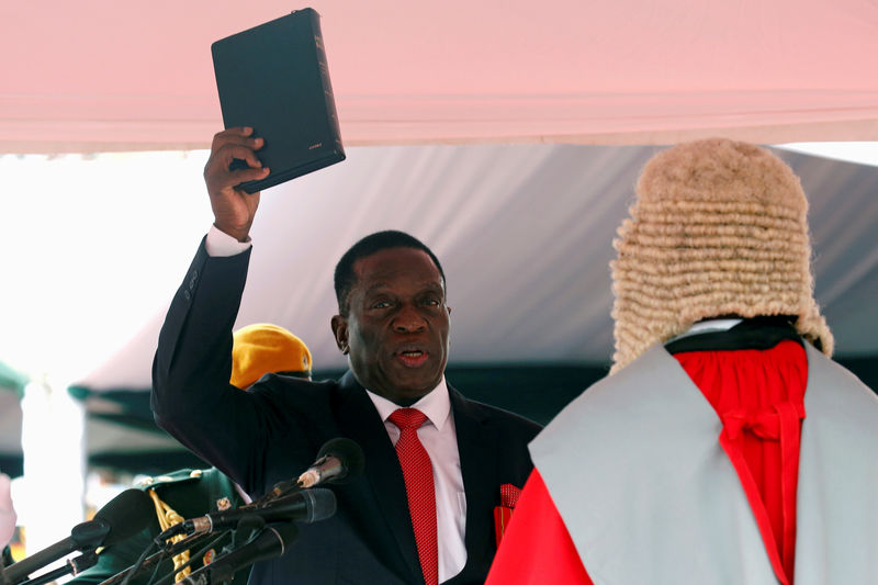 © Reuters. FILE PHOTO: Emmerson Mnangagwa is sworn in as Zimbabwe's president in Harare