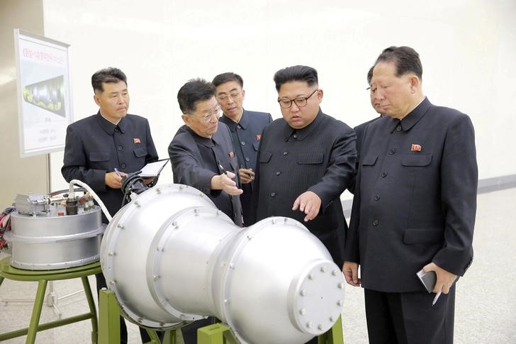 © Reuters. Líder norte-coreano, Kim Jong Un, orienta programa de armas nucleares em Pyongyang