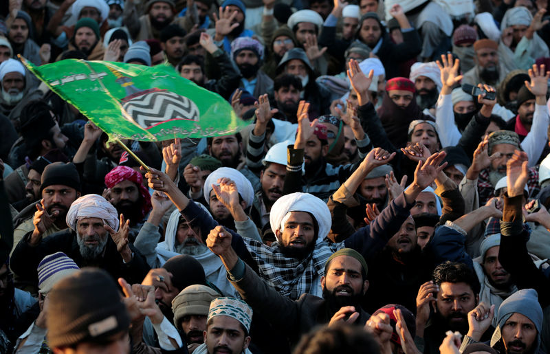© Reuters. دور الجيش الباكستاني تحت الأضواء بعد انتهاء احتجاجات الإسلاميين