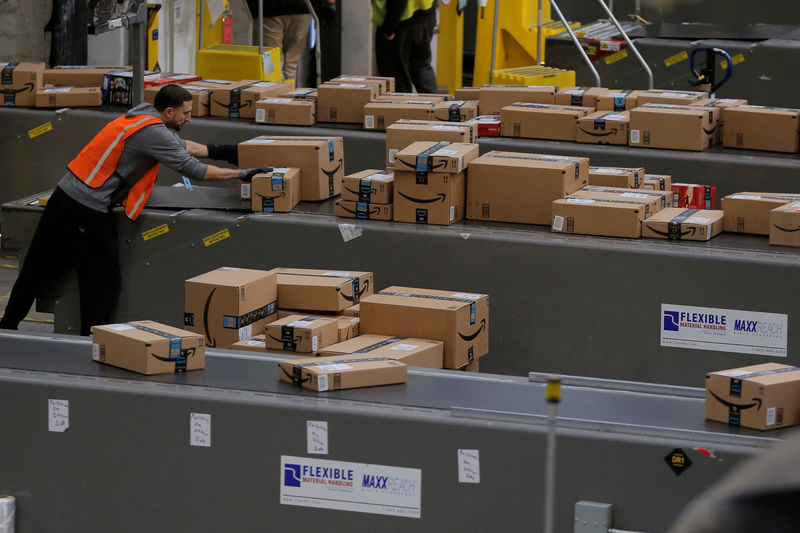 © Reuters. Amazon permitirá recoger pedidos en supermercados, gasolineras o pizzerías