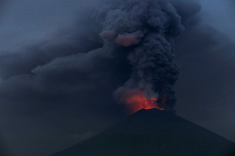 © Reuters. Los turistas sienten los efectos del volcán en Bali, el aeropuerto sigue cerrado