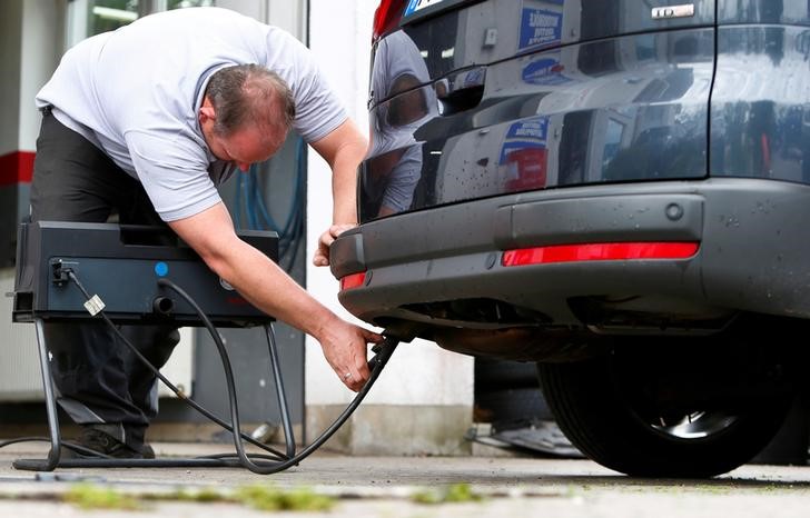 © Reuters. FILE PHOTO: A motor mechanic measures exhaust emissions in a diesel-engined car in Eichenau