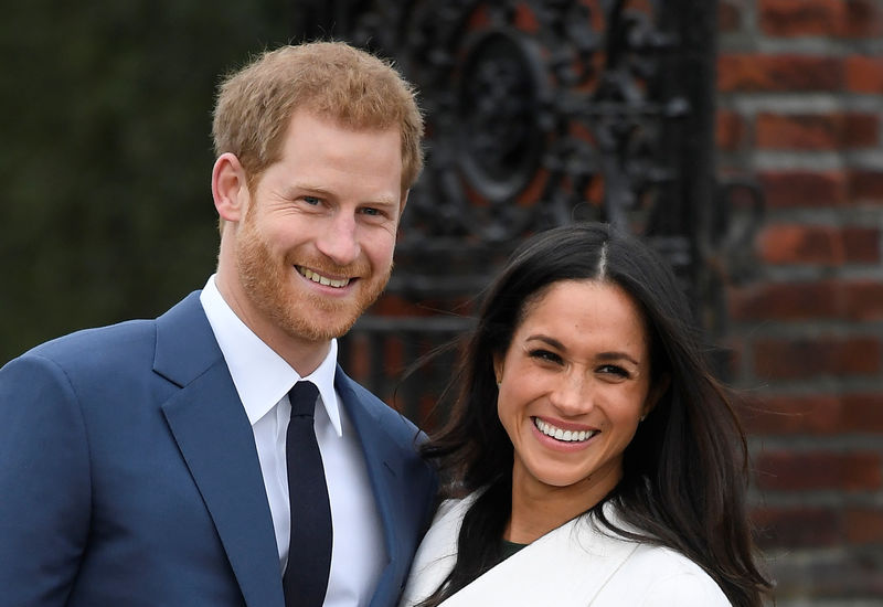 © Reuters. Príncipe Harry posa com Meghan Markle em Kensington Palace, Londres