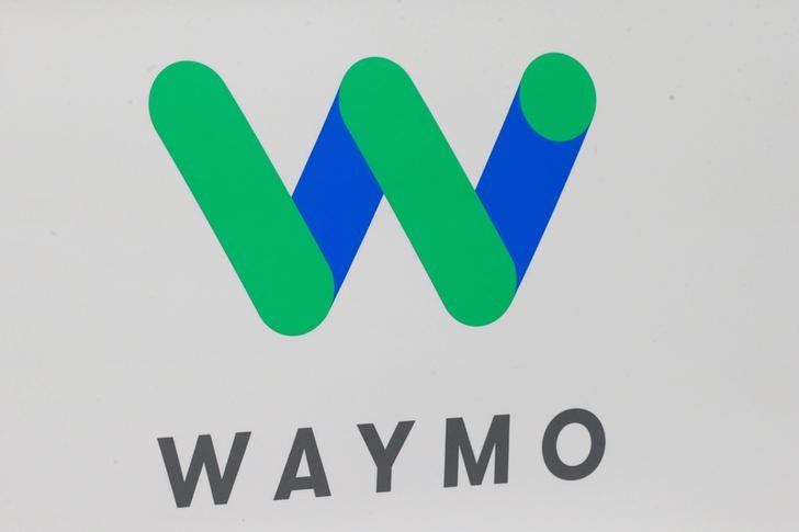 © Reuters. FILE PHOTO - The Waymo logo is displayed during the company's unveil of a self-driving Chrysler Pacifica minivan during the North American International Auto Show in Detroit