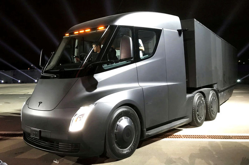 © Reuters. FILE PHOTO - Tesla's new electric semi truck is unveiled during a presentation in Hawthorne