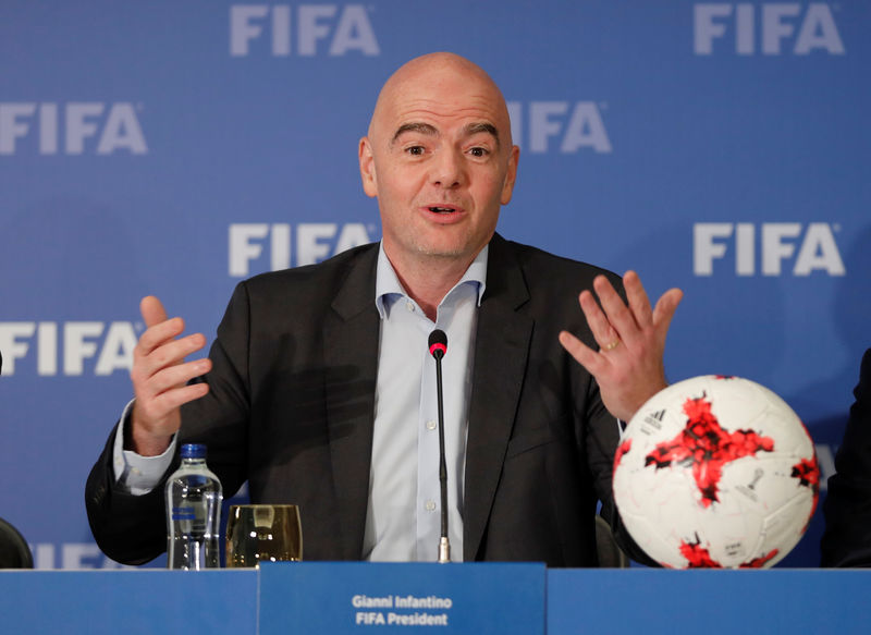 © Reuters. إنفانتينو: يمكن للحكام إيقاف مباريات في كأس العالم بسبب العنصرية