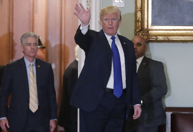 © Reuters. Trump acena após reunião em Washington