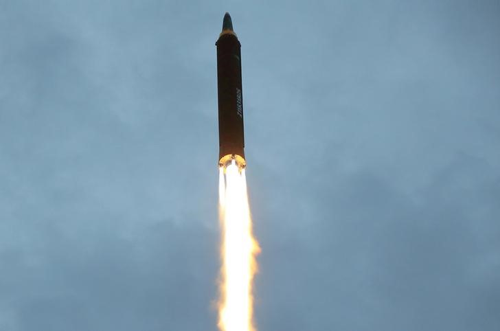 © Reuters. Imagen cedida a Reuters por la agencia estatal norocoreana KCNA del lanzamiento de un misil balístico de mediano alcance