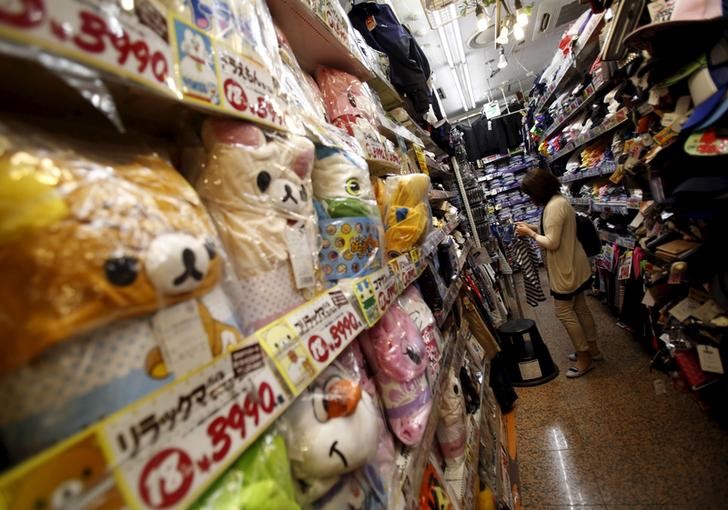 © Reuters. A shopper looks at items inside a discount store at a shopping district in Tokyo