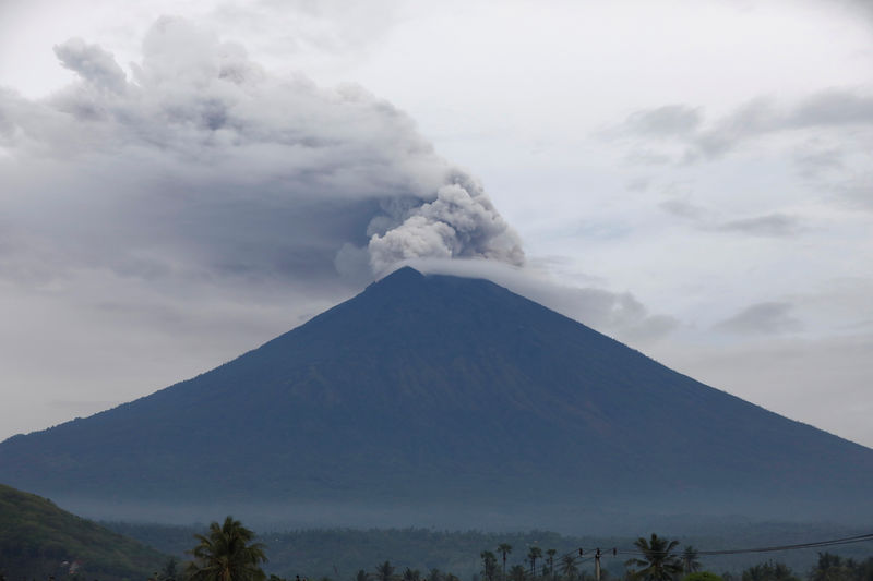 © Reuters. إندونيسيا تفتح مطار بالي بعد إغلاقه بسبب البركان