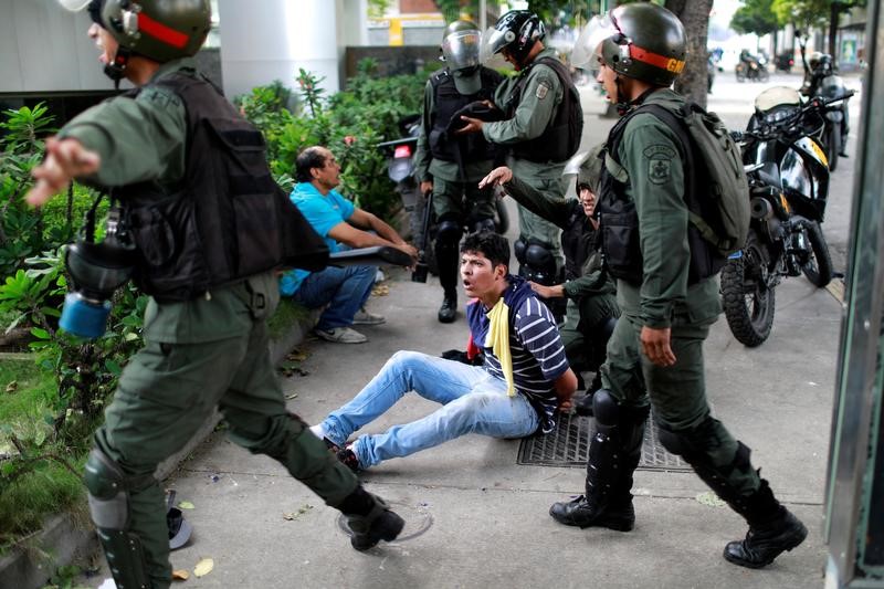 © Reuters. Venezuela abusó "sistemáticamente" de los manifestantes en protestas de 2017, según grupos de DDHH