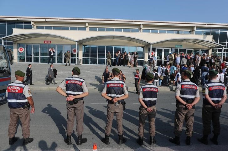 © Reuters. Turkish soldiers stand guard outside the Silivri Prison and Courthouse complex during trial of 17 writers, executives and lawyers of the secularist Cumhuriyet newspaper in Silivri near Istanbul