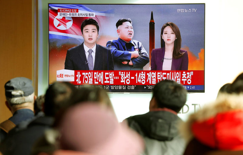 © Reuters. Pessoas assistem reportagem sobre novo teste de míssil balístico intercontinental (ICBM) da Coreia do Norte, em Seul, Coreia do Sul