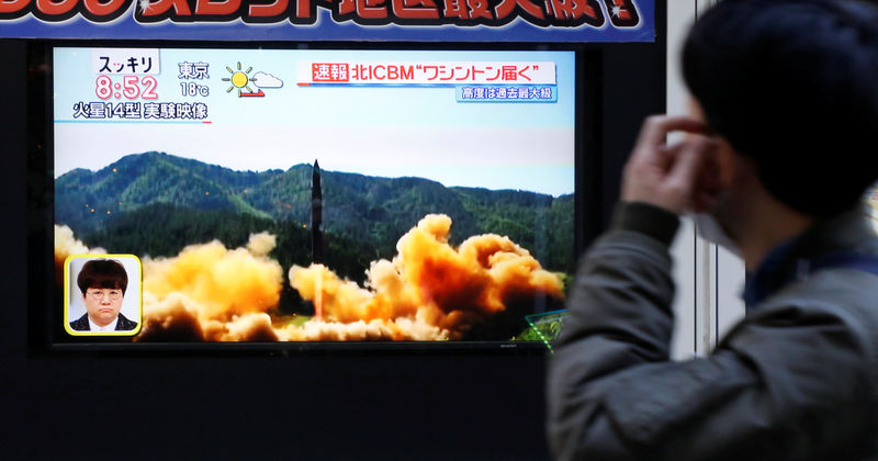 © Reuters. Homem observa reportagem sobre teste de míssil da Coreia do Norte, em Tóquio, no Japão