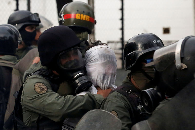 © Reuters. Forças de segurança da Venezuela detém manifestante durante protesto contra o governo do presidente Nicolás Maduro, em Caracas