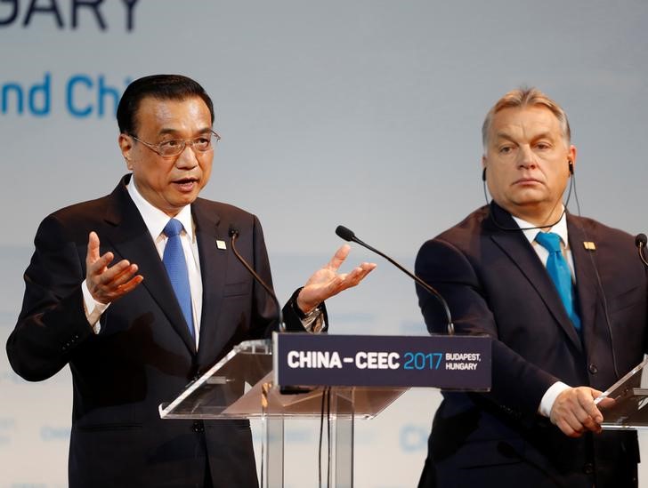 © Reuters. Chinese Premier Li Keqiang and Hungarian Prime Minister Orban attend the China-CEEC Economic and Trade Forum in Budapest