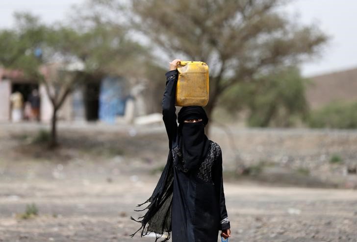 © Reuters. الصليب الأحمر يعلن شراء وقود لتوفير مياه نظيفة في اليمن