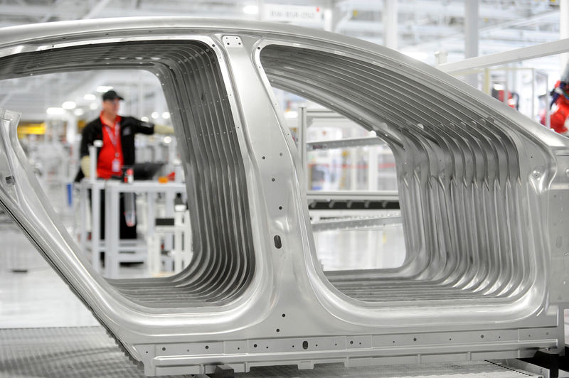 © Reuters. FILE PHOTO: Model S side panels awaits installation at Tesla's factory in Fremont