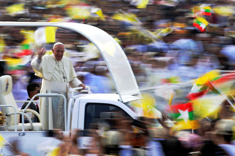 © Reuters. El Papa insta a la paz en Myanmar en un viaje tenso a nivel diplomático