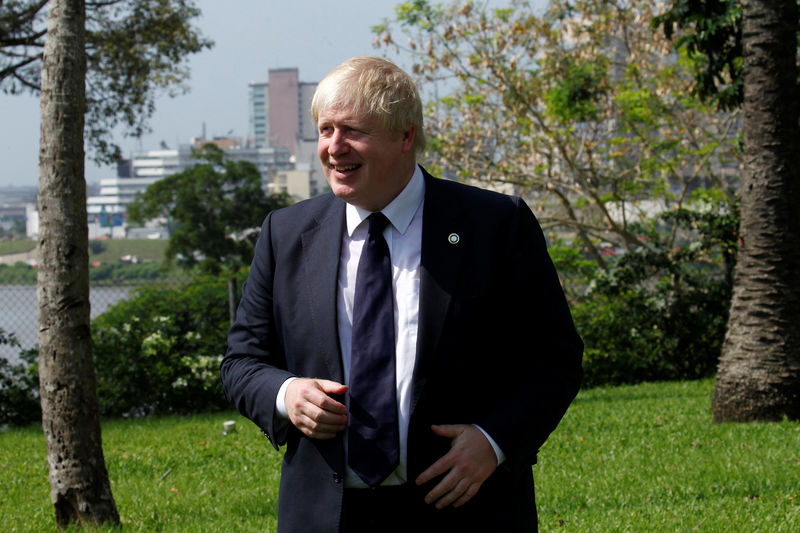 © Reuters. Secretário britânico de Relações Exteriores, Boris Johnson, antes de entrevista em Abidjan, na Costa do Marfim