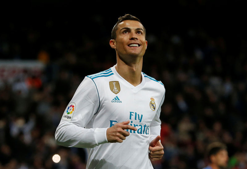 © Reuters. Cristiano Ronaldo é visto comemorando após marcar gol em partida entre Real Madrid e Málaga em Madrid, Espanha