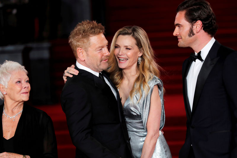 © Reuters. Michelle Pfeiffer, Kenneth Branagh, Tom Bateman e Judi Dench posam em Londres