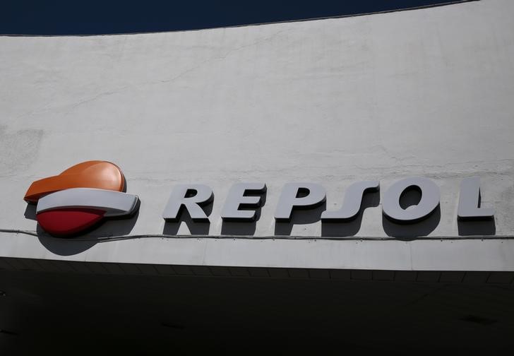 © Reuters. Repsol estudiará un programa de recompra de acciones para amortizar