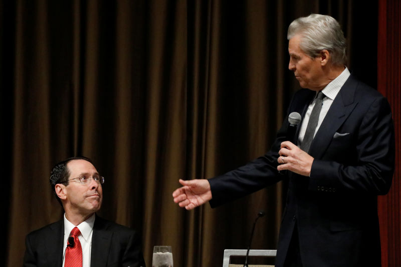 © Reuters. Chief Executive Officer of AT&T Randall Stephenson is introduced by Terry Lundgren, Chairman of Macy's, before a moderated discussion to the Economic Club of New York, in New York