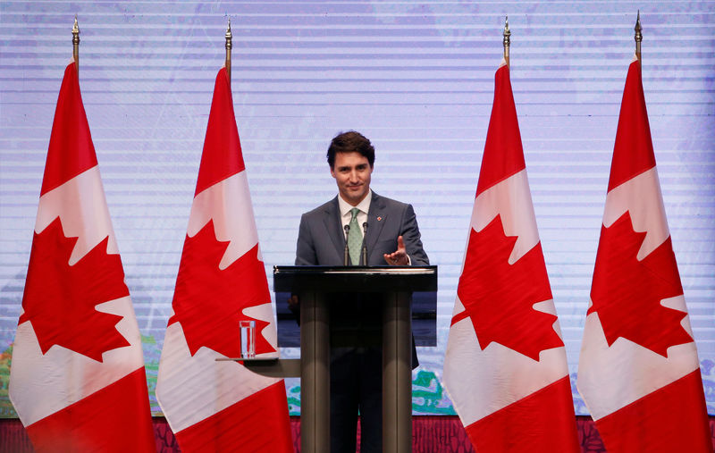 © Reuters. FILE PHOTO - Canadian Prime Minister Justin Trudeau gestures during the news conference in Manila