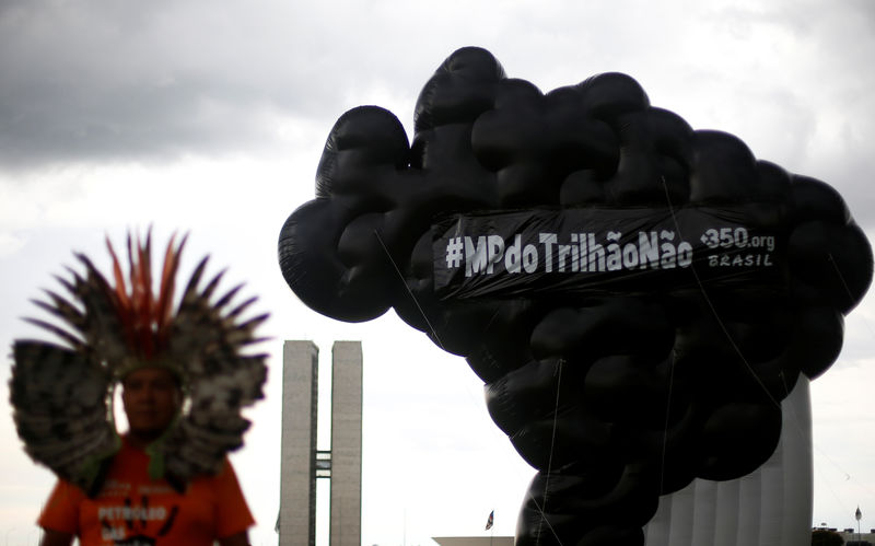 © Reuters. Protesto diante do Congresso Nacional, em Brasília