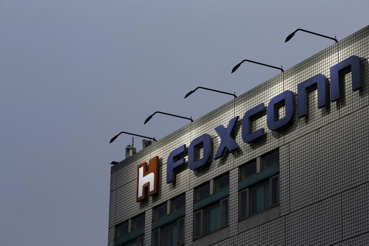 © Reuters. FILE PHOTO - The logo of Foxconn, the trading name of Hon Hai Precision Industry, is seen on top of the company's headquarters in New Taipei City, Taiwan